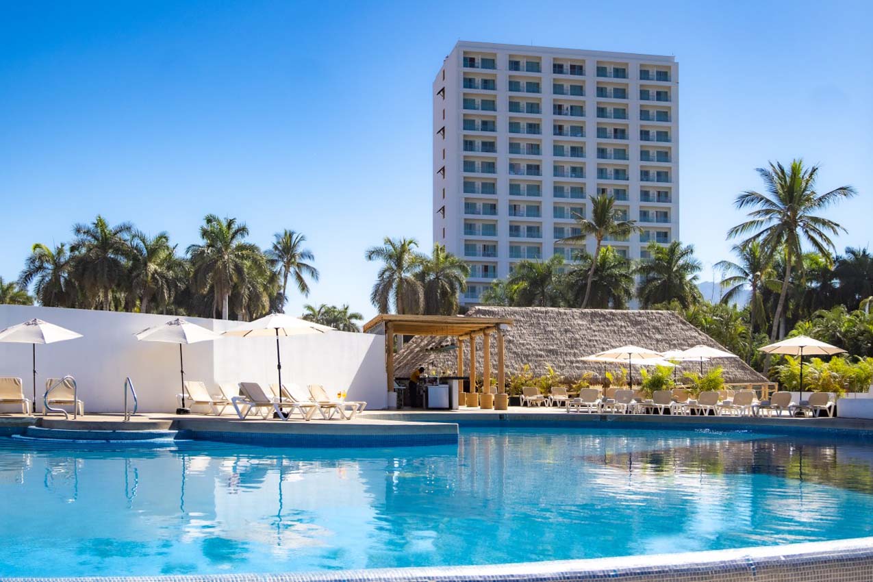 Krystal Vallarta frente a la Bahía de Banderas